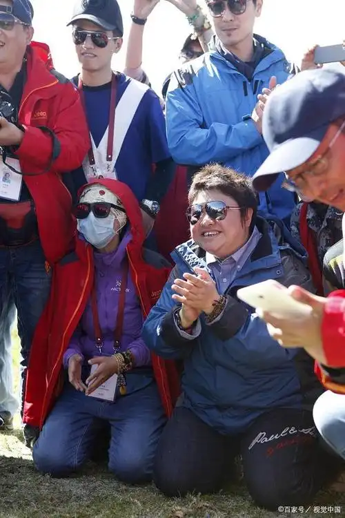 韩红捐款五百万,回忆他小时候照片