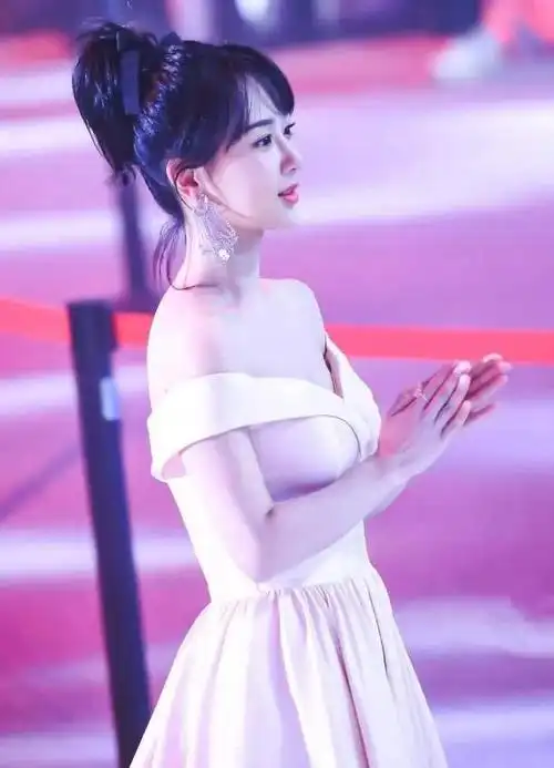 名门泽佳:杨紫一袭樱花粉长裙亮相盛典,妆容效果甜美又高级__凤凰网