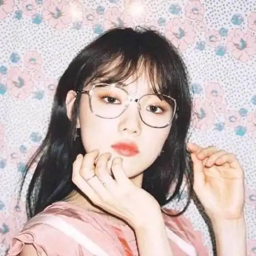 有高清无水印李圣经照片吗,戴眼镜最好,不要举重妖精金福珠里的剧照