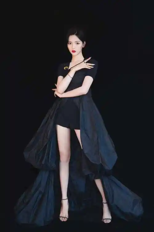 杨超越不仅有运气还有颜值印花t恤配超短裙逆天筷子腿不真实