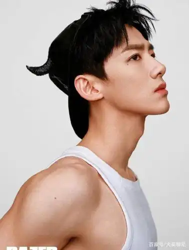 白敬亭最新大片曝光,身穿白色白背心露优越下颌线,真是帅气迷人