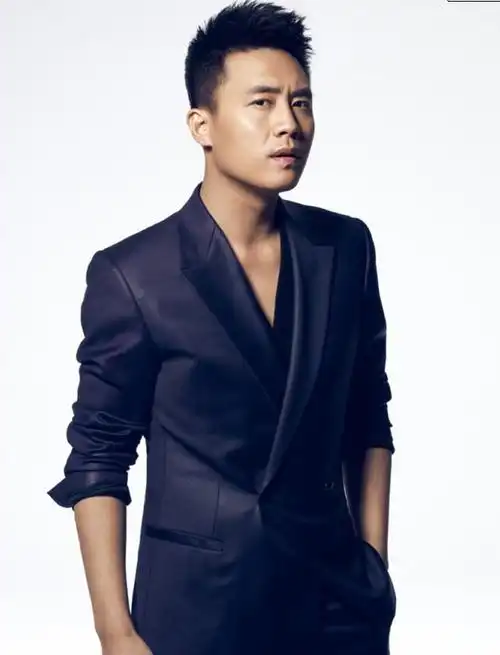 p>杜淳,1981年5月22日生于河北省保定市,中国内地男演员,2003年毕业