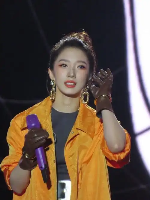 孟美岐成都抓马至燥音乐节#1105成都抓马音乐节生图@孟美岐90谁懂啊