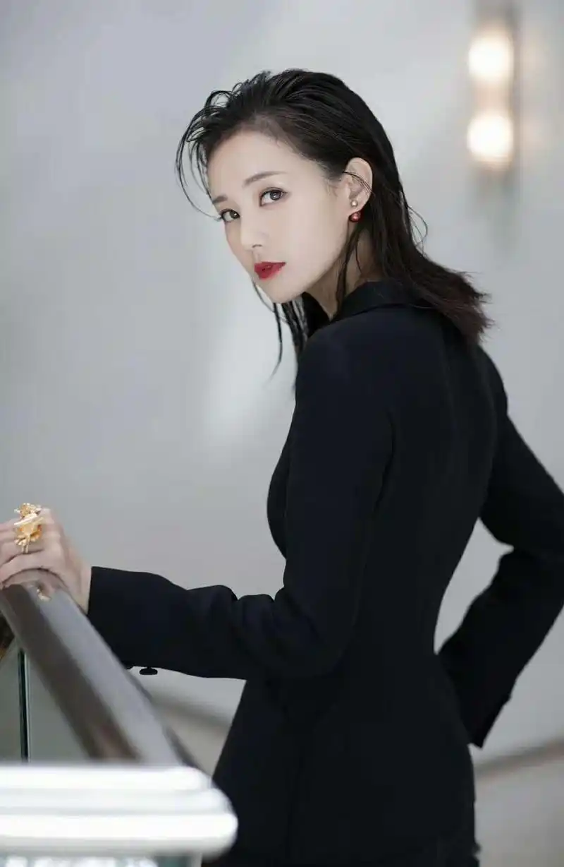 李一桐这一身西装美爆了!