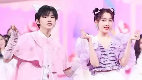 猫耳造型好萌#@关晓彤@演员马丽@时代少年团-宋亚轩同台表演《爱你》