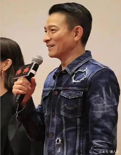 刘德华再现经典中分头,素颜朝天不显老,穿破洞牛仔插裤兜似鲜肉