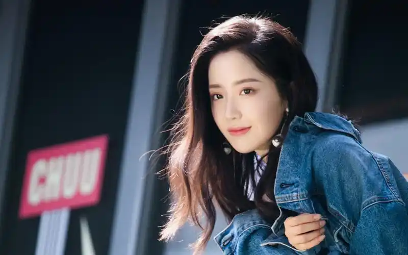 王艺瑾牛仔外套甜酷桌面壁纸