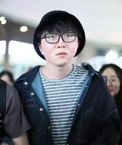 毛不易现身机场,被小迷妹追拍脸红,男护士开挂逆袭成为全民男神