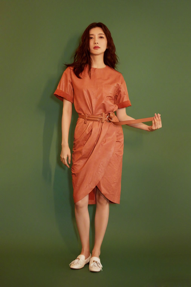 真羡慕杨采妮的好身材,身穿橘色连衣裙,47岁的她也没穿出赘肉