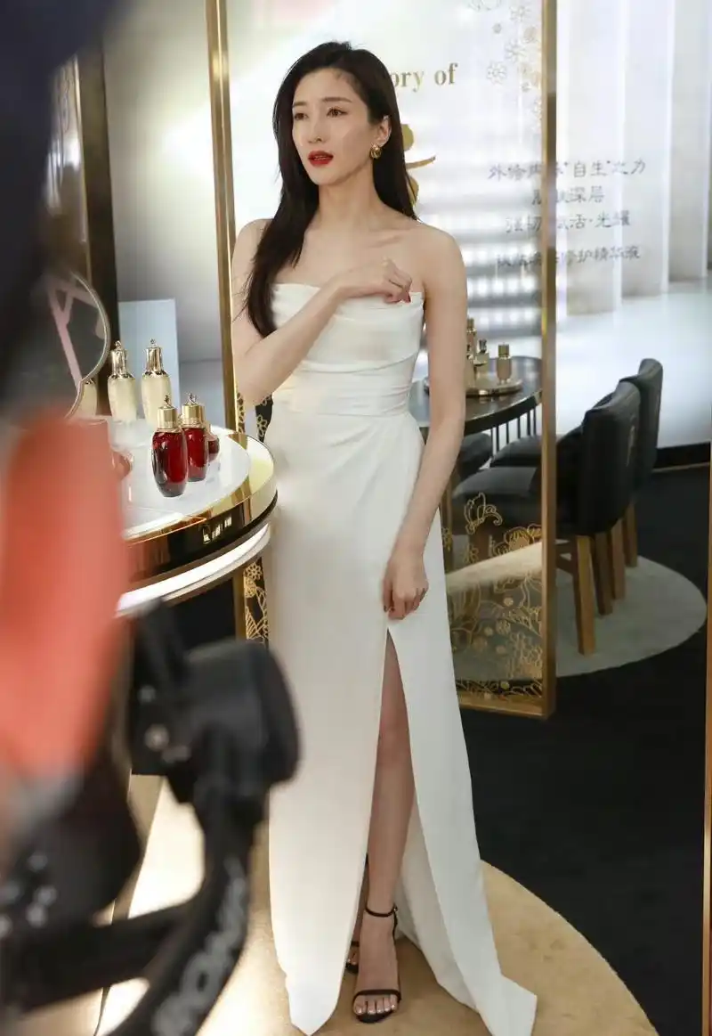 江疏影穿抹胸裙宛如女神,开叉裙摆露出大长腿,红唇妆容复古