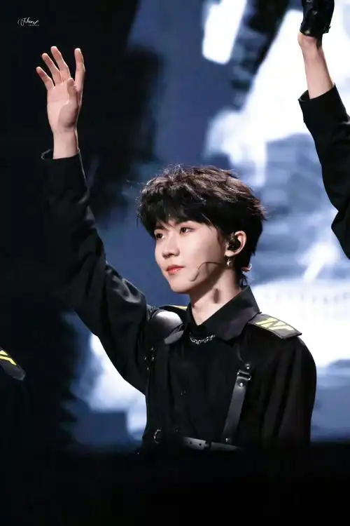 好喜欢小卷毛机车风0595#马嘉祺白发挑染