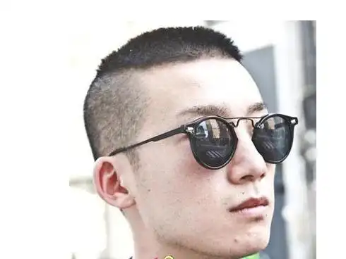 分享到:  35 分钟前 提问者采纳 这叫圆寸,就是只有头顶有一圈短短的