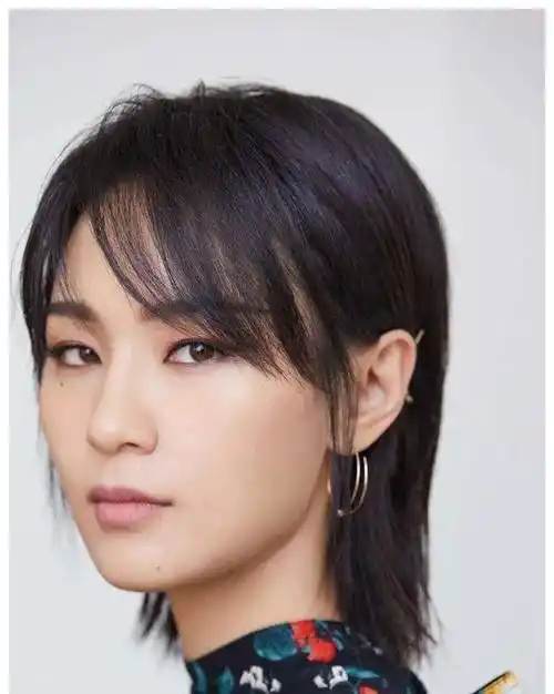 照样赏心悦目,整的漂亮点无非是让自己的才华有地方施展,周笔畅加油