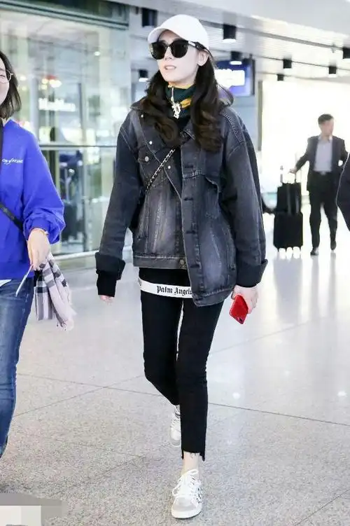 迪丽热巴机场照:一件一件又一件!粉丝:小姐姐是要穿秋裤的人!