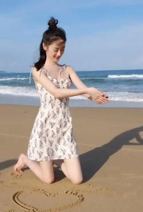 袁冰妍穿吊带裙在海边拍照,肤白貌美很吸睛,这小细腿更是绝了