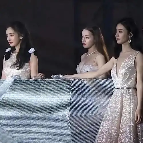 36岁杨幂和35岁赵丽颖同框曝光一个性感妩媚一个甜美可爱