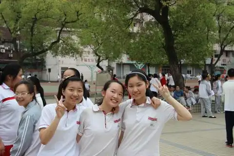 南昌二十八中初三学生喜拍毕业照