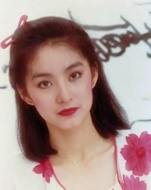 就在近日林青霞与富商邢李原离婚了,年轻时候的林青霞可谓是风华绝代