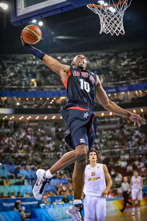 科比·布莱恩特犹如一位叱诧风云的勇士,他的每一次投篮,每一次突破都