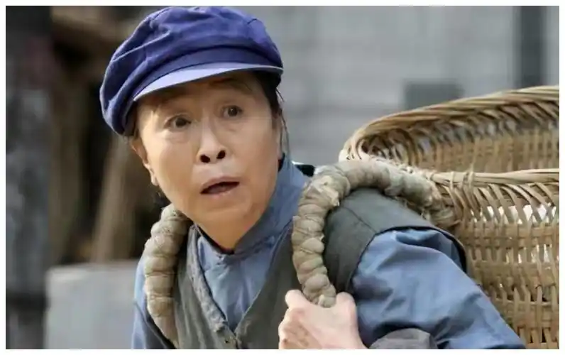 张少华82获得终身成就奖,56岁出道夺得影后,被称"最美母亲"