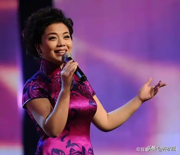 长期活跃于春晚舞台的女人,身材丰腴,酷爱旗袍_张也_合作_周深
