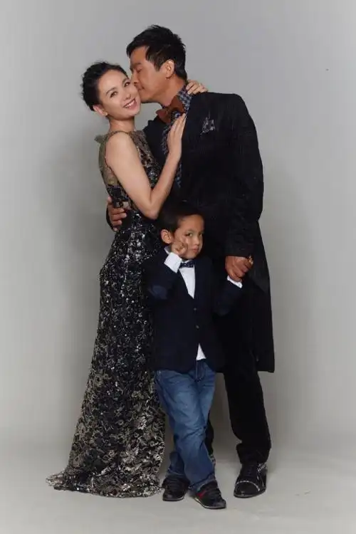 程莉莎为儿子庆生不忘秀恩爱小郭全家福中当电灯泡一脸嫌弃