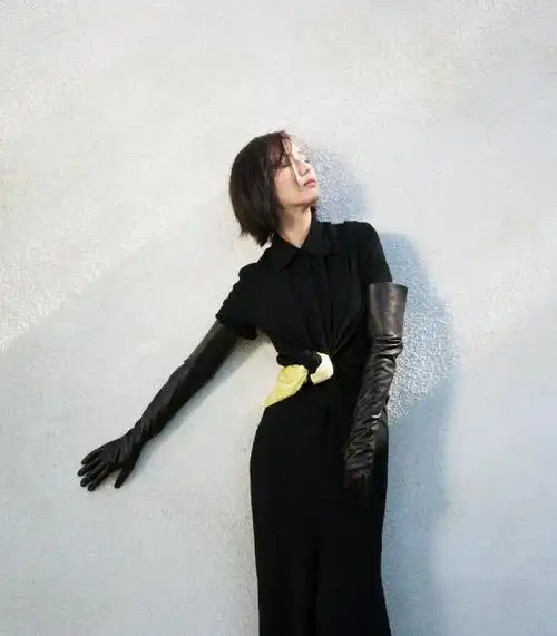 佟丽娅时尚片换画风简约装凹出高贵气质戴黑手套的样子更奇妙
