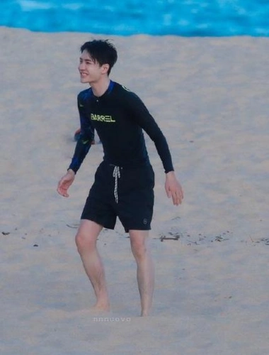 王一博冲浪放飞自我,笑得很放肆!粉丝:不自觉被酷盖的腿毛吸引