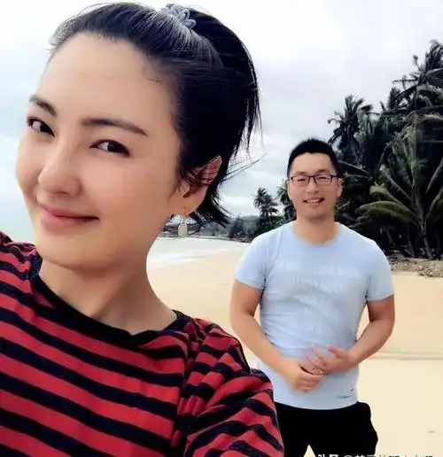 在温暖的家庭氛围中,有贤惠的妻子和可爱的孩子陪伴在侧,袁巴元可以说