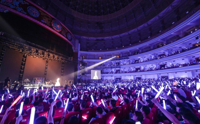 冯提莫演唱会造型神似梅姑,座无虚席,看到台下观众那刻就明白了