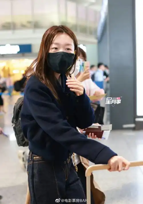 周冬雨出发戛纳#@周冬雨出发戛纳机场图,主演的电影《燃冬》入围本届