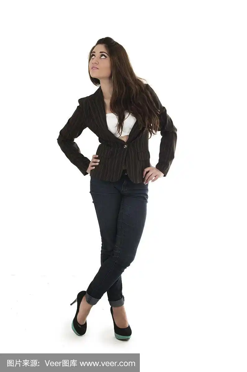全身照片随意年轻美丽的黑发女孩摆姿势