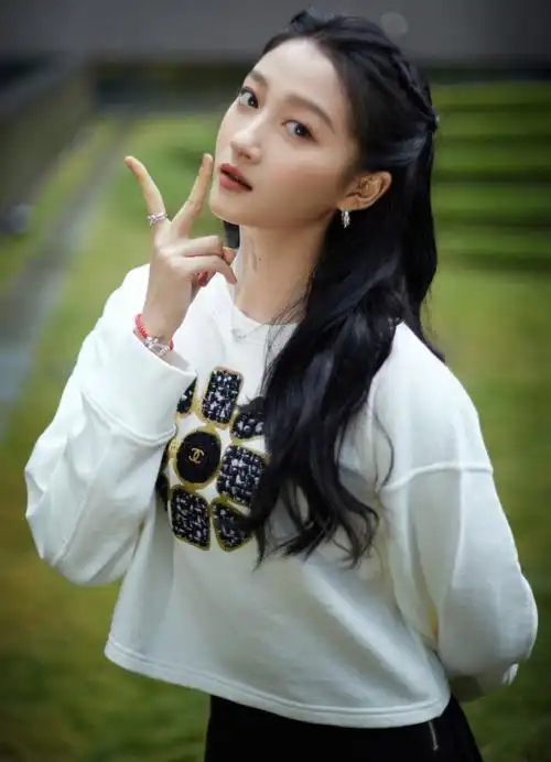 关晓彤穿白衣黑裙拍写真 花式卖萌长腿抢镜