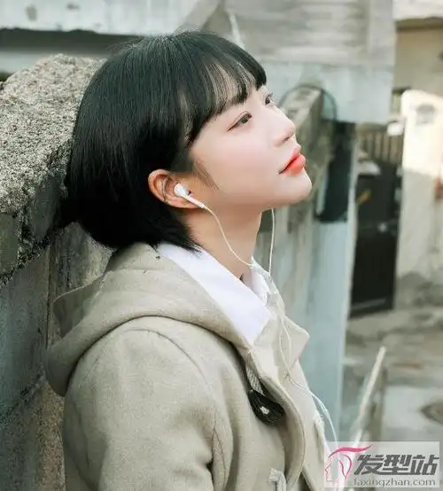 学生头短发,头发简约利落又有型,耳侧的头发别起,展现出女生完美的