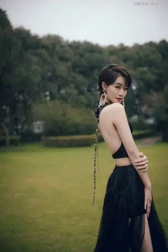 蓝盈莹花园草地性感大长腿写真合集