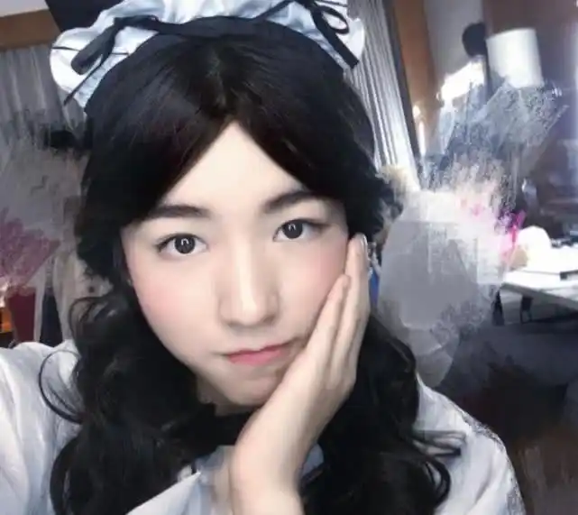 原创有一种"整容"叫王俊凯穿上女装,看清邬童样子后,心一直怦怦跳