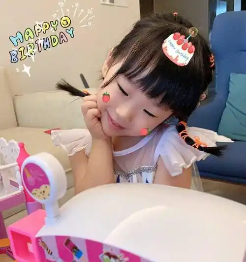 伊能静女儿米粒过生日,低头许愿的样子超像秦昊.夫妻俩的祝福超暖心