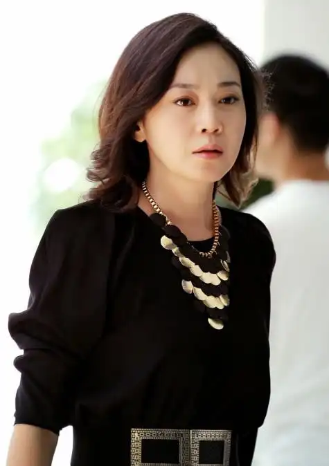 当闫妮换新发型,终于明白为什么女人老了喜欢剪短发,确实显年轻|发型