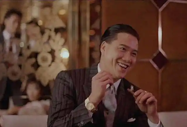 本以为周润发气场够强大了,看到梳着大背头的万梓良,我改观了!