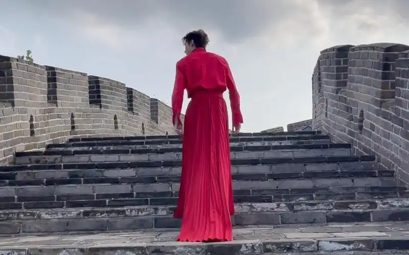 红衣少年背影---赵让97