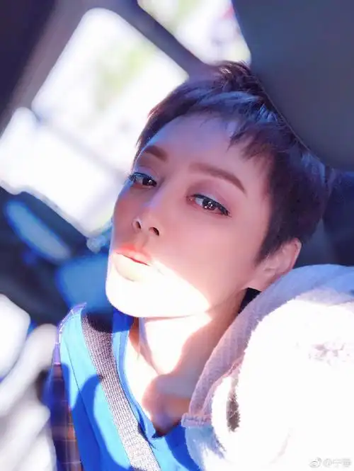 宁静侧颜照秀完美下颚线中性短发配大红唇又酷又美