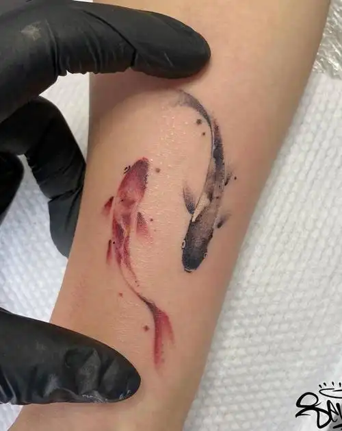 微雕锦鲤鱼纹身图片_手部水墨水彩锦鲤水墨纹身图案