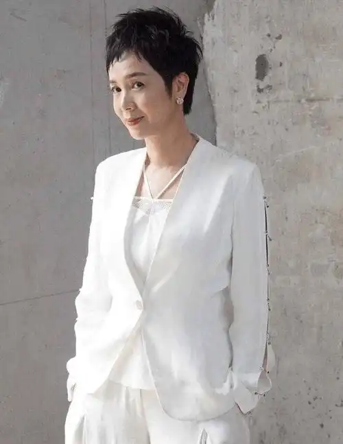 蒋雯丽当他面牵男星走红毯,穿得没腰却有女人味_风格_造型_场合