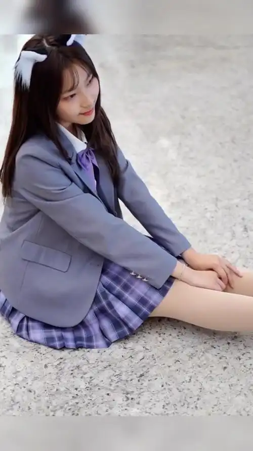 #我要上热门#jk制服小姐姐,坐地上不冷吗?(1)