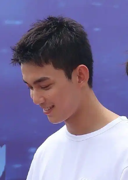 吴磊以新发型现身引发网友热议这帅气的短发显得超man