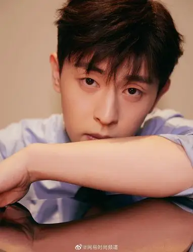 简介:邓伦利落衬衫帅气写真图片,分享一组邓伦图片给大家,图中的明星