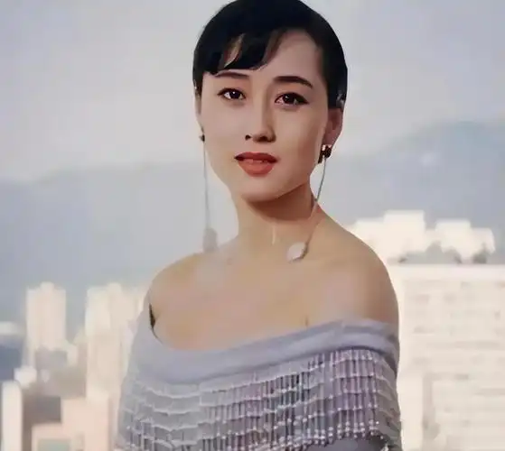 61岁利智街头打车,身材饱满风韵犹存,难怪李连杰爱不释手_网易订阅