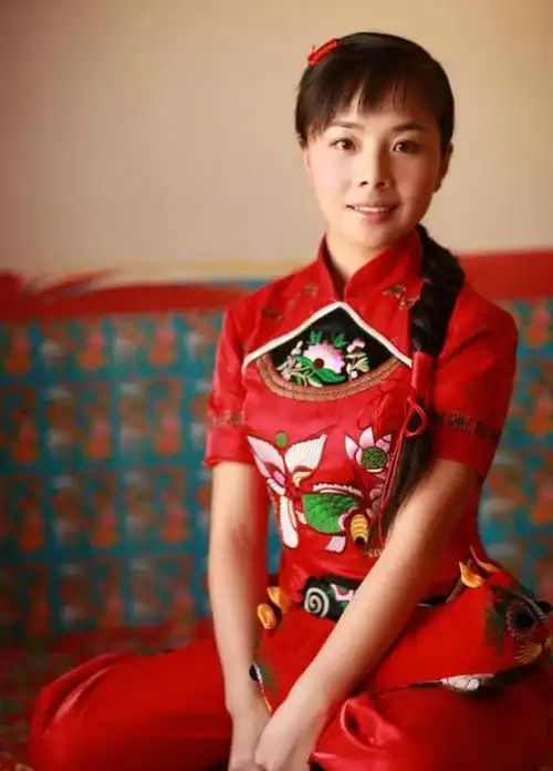 陕西歌手王二妮,国家一级演员,成名后不忘农民本色