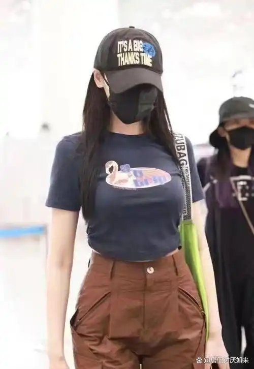 被张天爱惊艳了,穿露脐装建模身材太精致,1尺6蛮腰太吸睛了