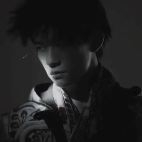 易烊千玺高级质感头像